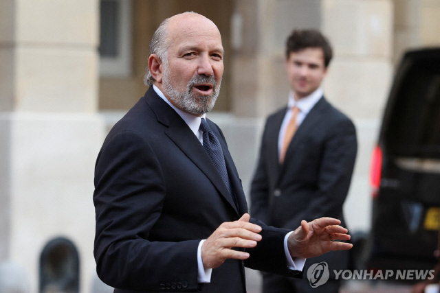 취재진과 대화하는 하워드 러트닉 미국 상무장관. 런던(영국)로이터=연합뉴스